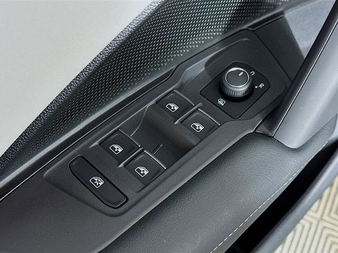 New 2025 Volkswagen Tiguan SE image 17