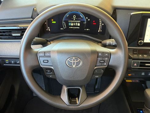 Used 2025 Toyota Camry LE w/ Convenience Package image 4