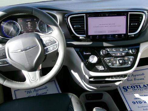 Used 2024 Chrysler Pacifica Touring-L FWD image 12
