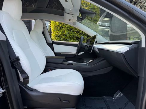 Used 2021 Tesla Model Y Long Range image 33