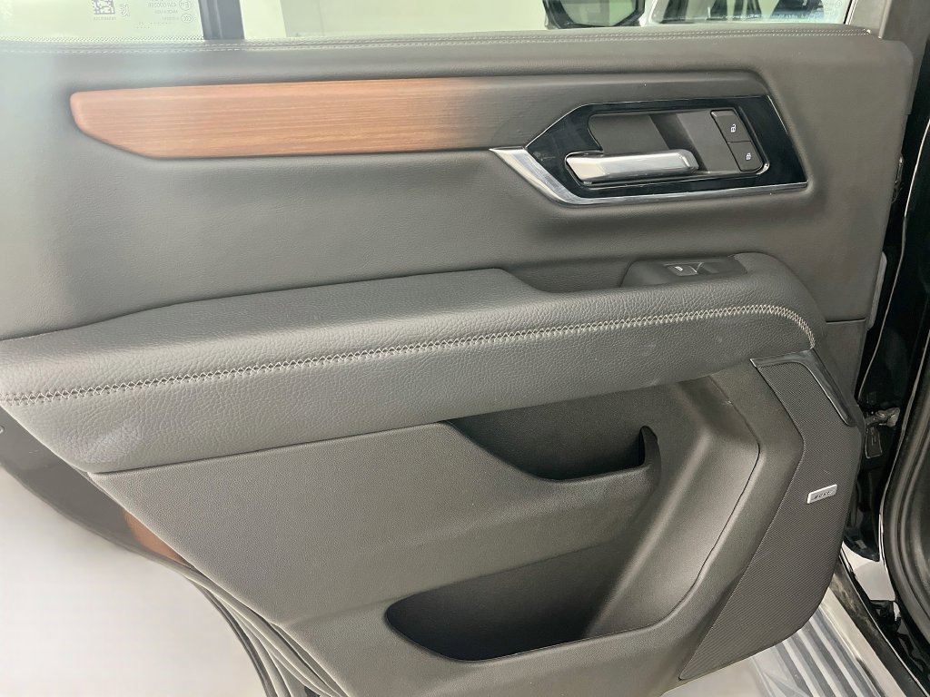 Used 2025 GMC Yukon Denali AWD/4WD image 28