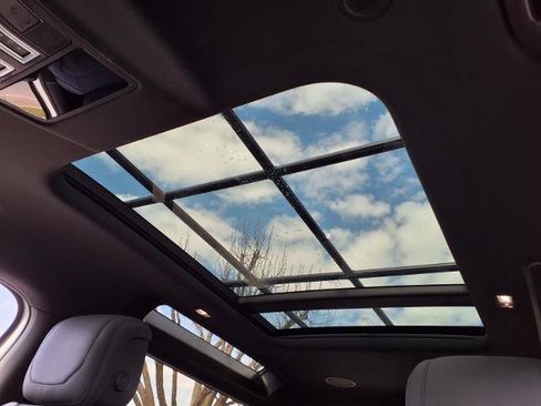 Used 2023 Land Rover Defender 90 SE image 5