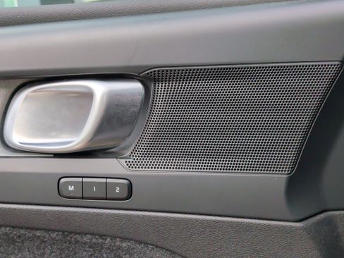 Used 2025 Volvo XC40 B5 Core image 30