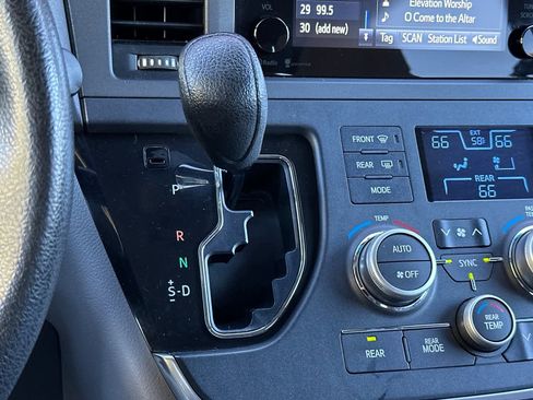 Used 2015 Toyota Sienna LE image 23