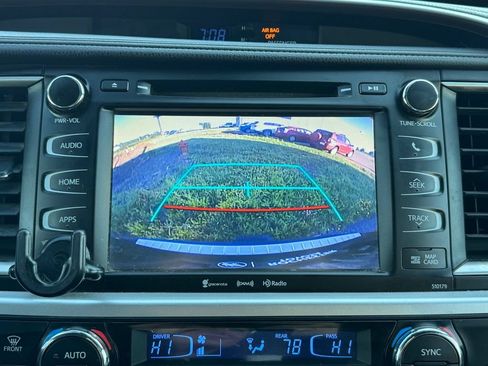 Used 2017 Toyota Highlander XLE AWD/4WD image 3