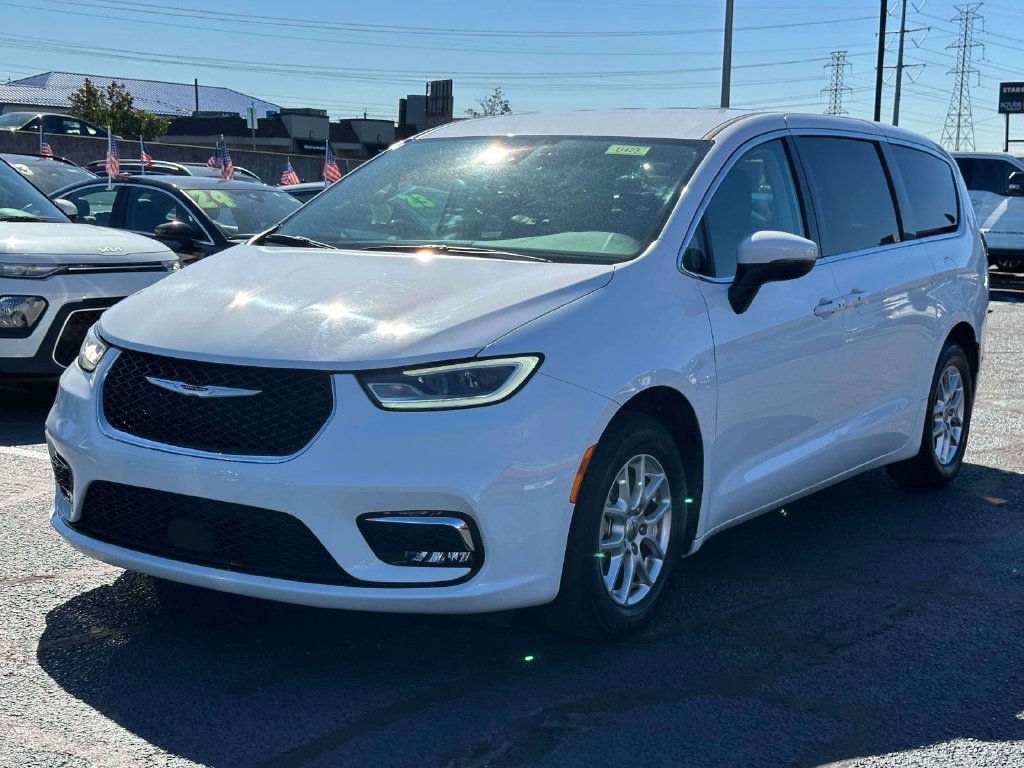 Used 2023 Chrysler Pacifica Touring-L FWD image 2