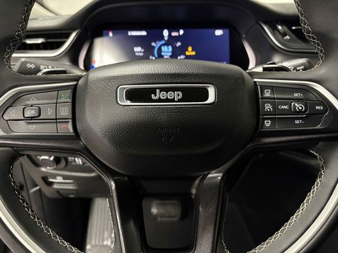 Used 2023 Jeep Grand Cherokee L Laredo image 15