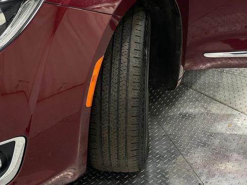 Used 2017 Chrysler Pacifica Touring-L Plus image 39