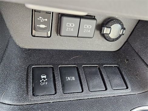 Used 2019 Toyota Highlander LE image 23