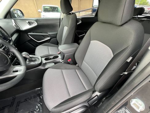 Used 2025 Kia Soul LX w/ LX Technology Package FWD image 36