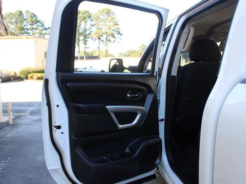 Used 2019 Nissan Titan SV image 18