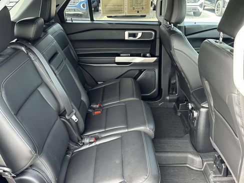 Used 2022 Ford Explorer XLT w/ Equipment Group 202A AWD/4WD image 14