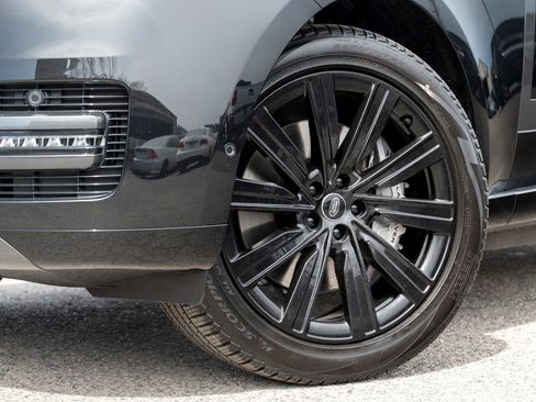 New 2025 Land Rover Range Rover SE image 9