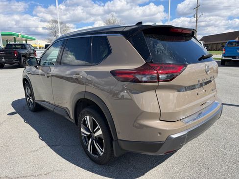 Used 2025 Nissan Rogue SL w/ Tech Package image 6