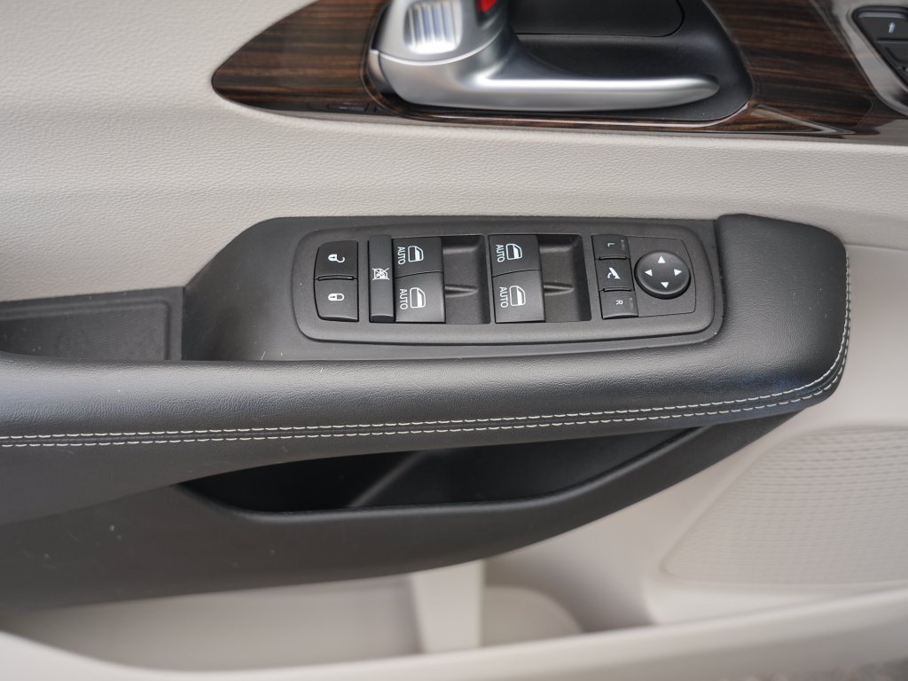 Used 2024 Chrysler Pacifica Limited FWD image 16