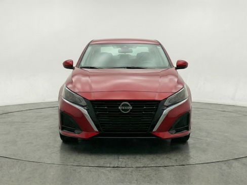 Used 2025 Nissan Altima 2.5 SV FWD image 2