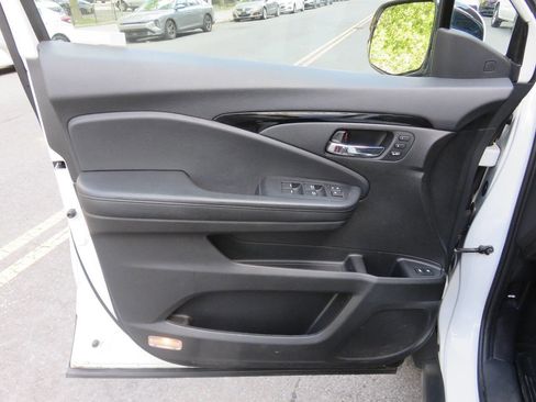 Used 2020 Honda Pilot Touring image 29
