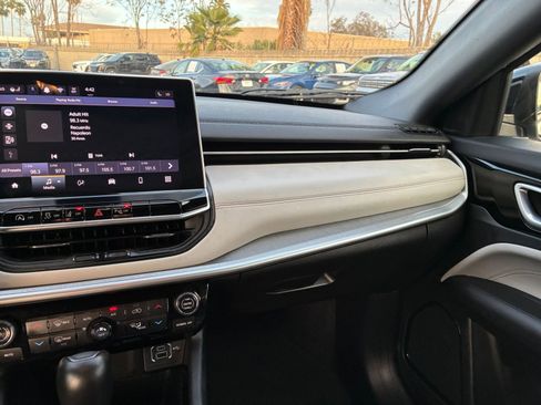 Used 2025 Jeep Compass Limited image 36