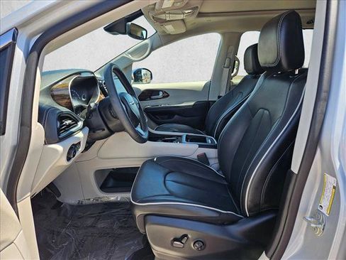 Used 2023 Chrysler Pacifica Limited FWD image 21