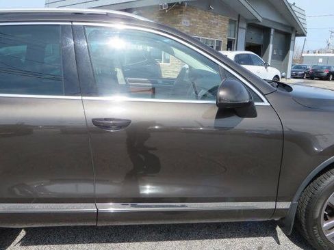 Used 2016 Volkswagen Touareg Sport image 49