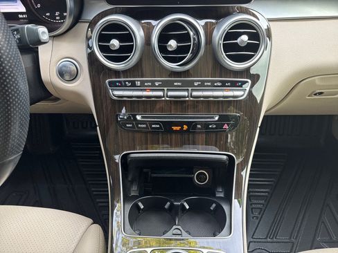 Used 2017 Mercedes-Benz GLC 300 4MATIC w/ Premium 2 Package image 25
