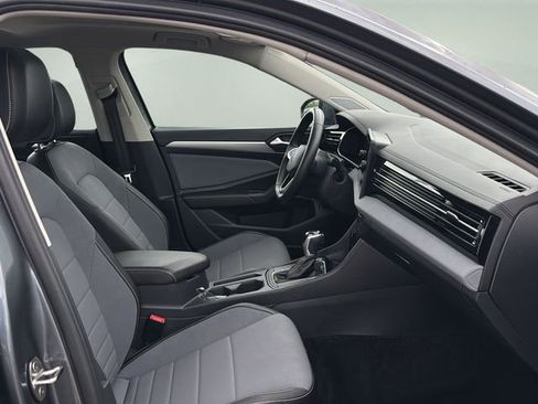 Used 2025 Volkswagen Jetta SE FWD image 10
