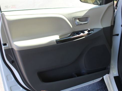 Used 2017 Toyota Sienna XLE Premium image 10