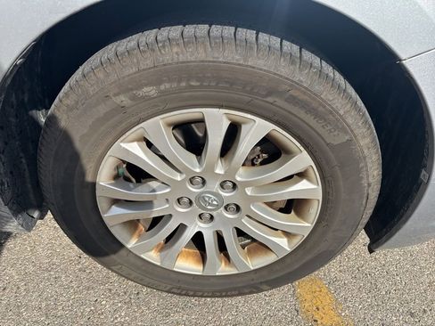 Used 2017 Toyota Sienna XLE image 16