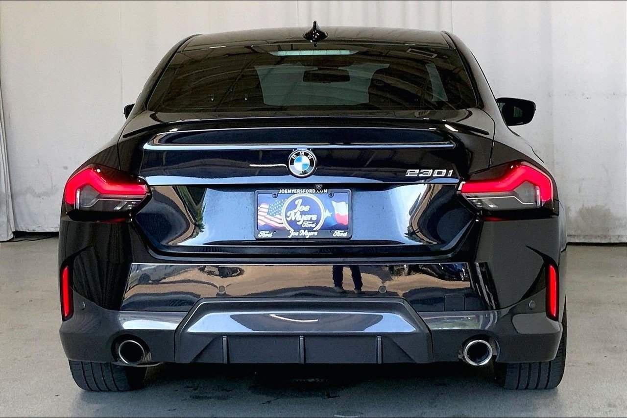 Used 2022 BMW 230i Coupe w/ M Sport Package RWD image 4