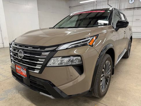 Used 2024 Nissan Rogue Platinum FWD image 2