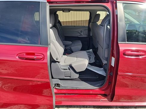 Used 2021 Toyota Sienna LE image 32