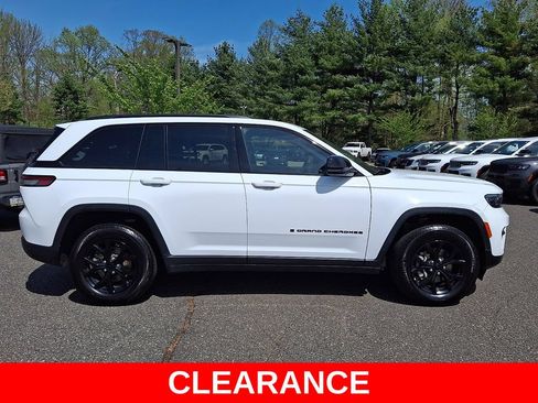 Used 2025 Jeep Grand Cherokee Altitude AWD/4WD image 7