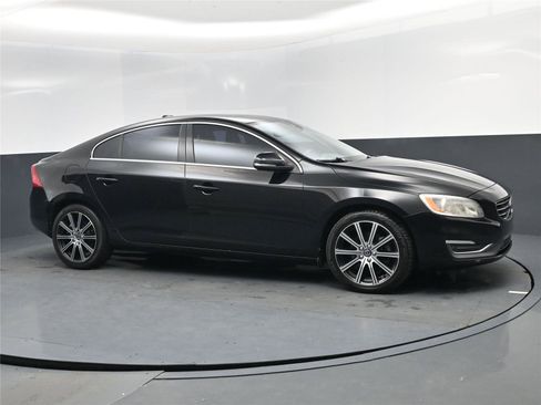 Used 2018 Volvo S60 T5 Inscription image 2