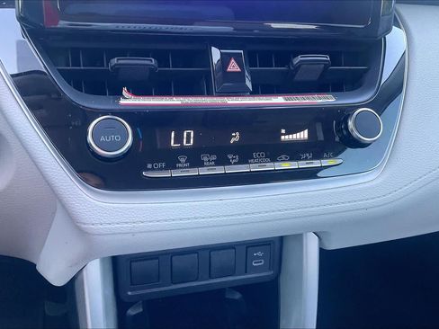 Used 2025 Toyota Corolla Cross LE FWD image 32