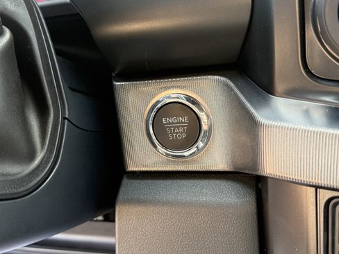 Certified 2025 Ford F250 Platinum w/ FX4 Off-Road Package image 29