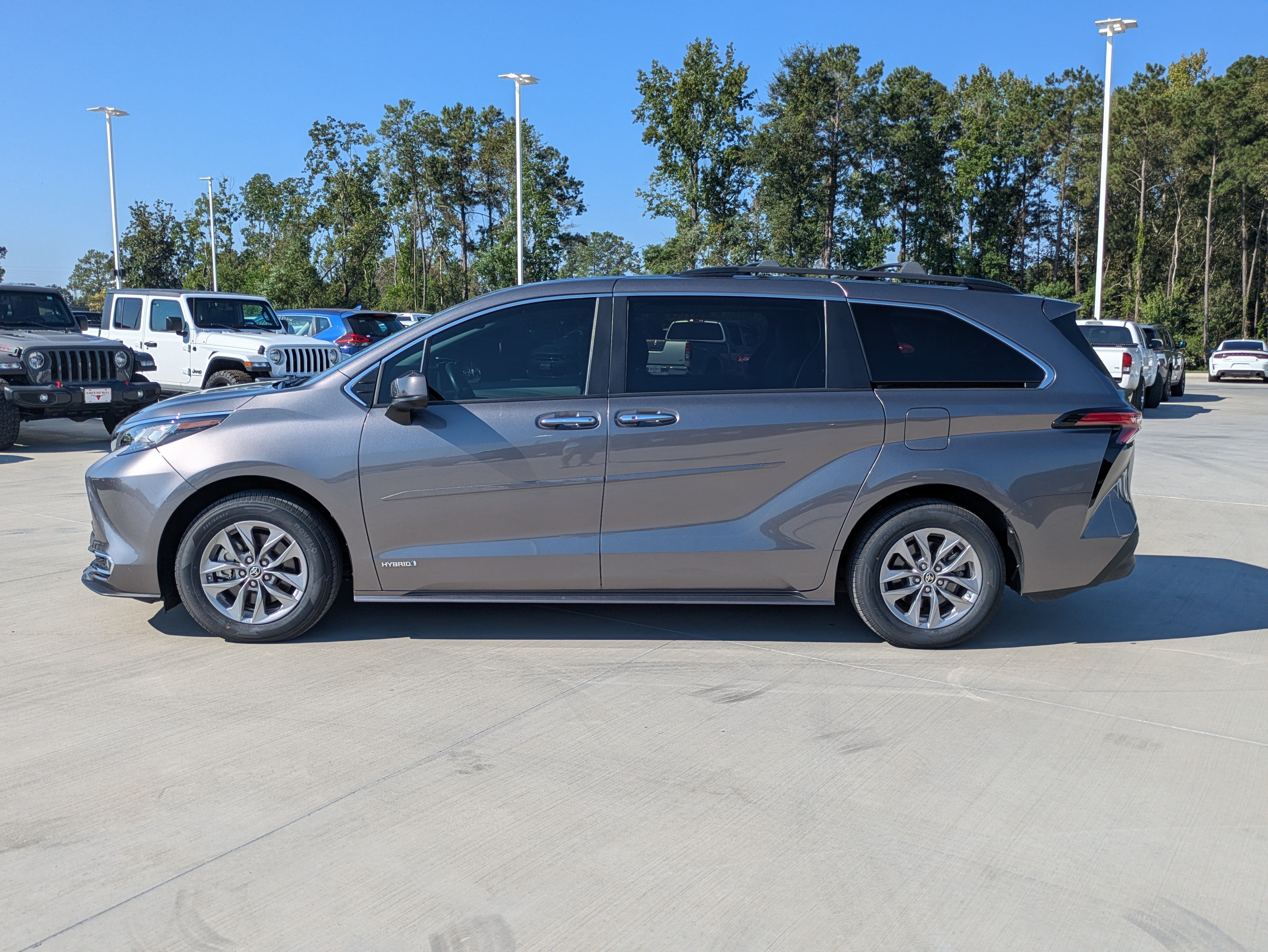 Certified 2021 Toyota Sienna XLE FWD image 2