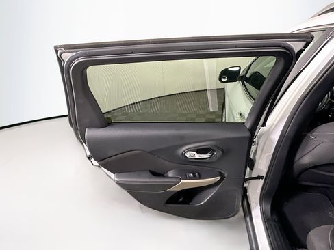 Used 2017 Jeep Cherokee Latitude w/ Comfort & Sound Group image 25