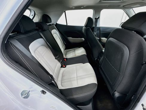Used 2025 Hyundai Venue SEL FWD image 33