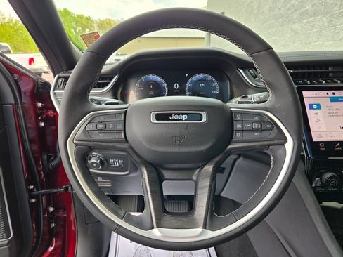 Used 2025 Jeep Grand Cherokee Limited w/ Luxury Tech Group II AWD/4WD image 18