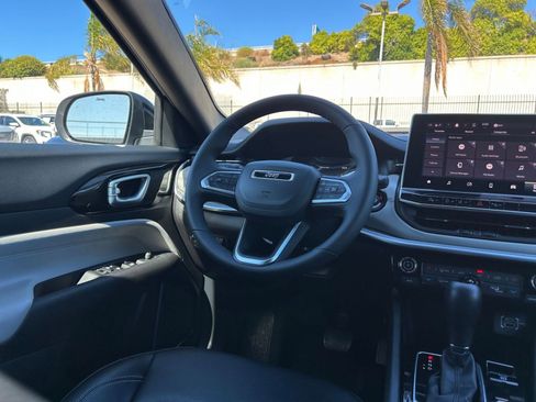 Used 2025 Jeep Compass Limited image 34