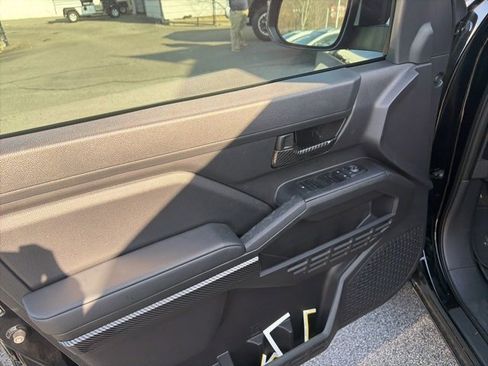 Used 2025 Toyota Tacoma TRD Off-Road image 15