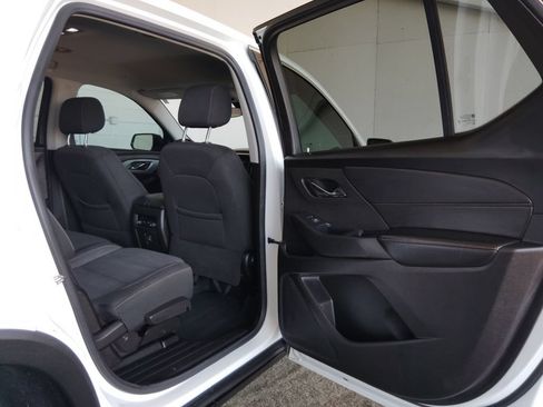 Used 2021 Chevrolet Traverse LS FWD image 13