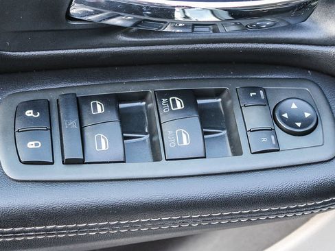 Used 2013 Chrysler Town & Country Touring image 20