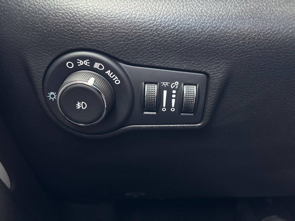 Used 2025 Jeep Compass Limited AWD/4WD image 29