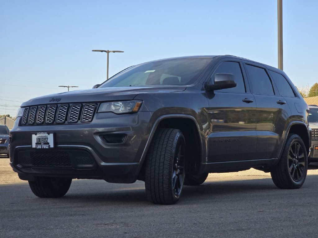 Used 2018 Jeep Grand Cherokee Altitude AWD/4WD image 13