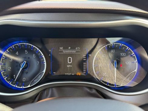 Used 2020 Chrysler Voyager LX image 18