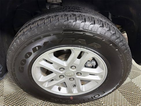 Used 2023 Jeep Grand Cherokee Laredo image 19