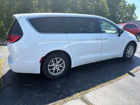 Used 2024 Chrysler Pacifica Touring-L FWD image 3