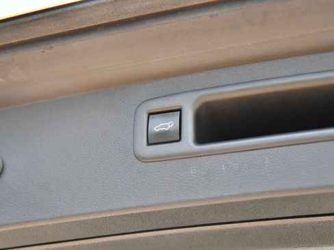 Used 2024 Toyota Highlander LE AWD/4WD image 43