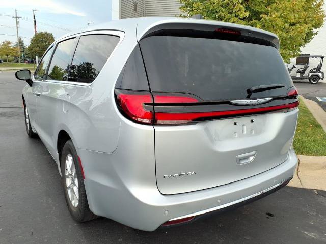 Used 2024 Chrysler Pacifica Touring-L FWD image 6
